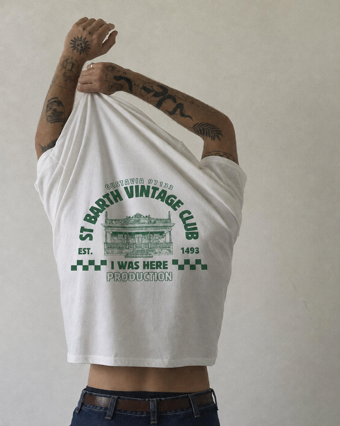 T-shirt blanc imprimé St Barth Vintage Club en vert, porté