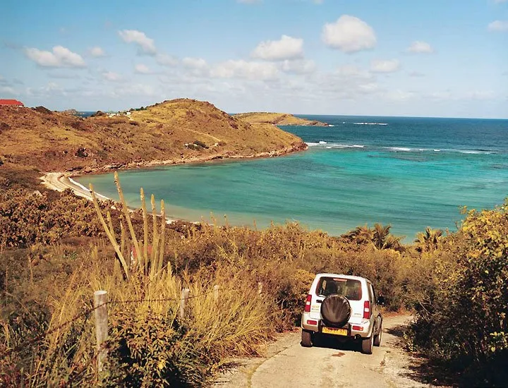 Piste sauvage descendant vers la mer au Toiny, Saint-Barthélemy